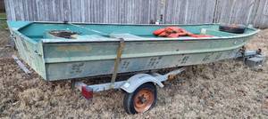 lot 1 image: DURA CRAFT 14 FT 8 L X 5 FT W FISHERMAN FISHING BOAT WITH HIGHLANDER TRAILER AS SHOWN. NO TITLE. SOLD WITH BILL OF SALE TO APPLY FOR TITLE.