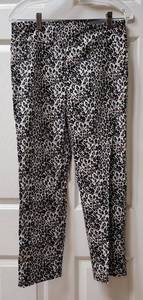 lot 8 image: BRAND NEW VAN HEUSEN SUPER STRETCH PULL ON CROP SLIM FIT WITH TAG. SIZE 6. RETAIL PRICE $76.