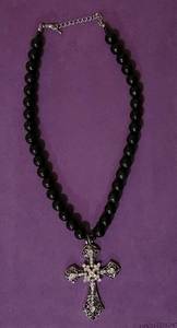 lot 26 image: SHORT NECKLACE WITH CROSS PENDANT IN STYLE AND COLOR AS SHOWN.