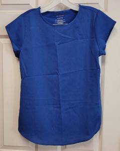 lot 42 image: BRAND NEW VAN HUESEN BLOUSE WITH TAGS AS SHOWN. SIZE XXS. RETAIL PRICE $44.