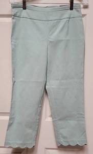 lot 70 image: BRAND NEW VAN HUESEN SUPER STRETCH PULL ON CAPRI PANT WITH TAGS AS SHOWN. SIZE 6, RETAIL PRICE $76.