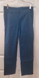 lot 106 image: BRAND NEW VAN HUESEN SUPER STRETCH PULL ON CROP SLIM FIT WITH TAGS AS SHOWN. SIZE 4. RETAIL PRICE $76.
