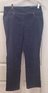 lot 107 image: BRAND NEW VAN HUESEN SUPER STRETCH PULL ON CROP SLIM FIT. SIZE 6. RETAIL PRICE $84.