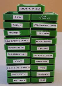 lot 52 image: SIZZIX SMALL GREEN DIE CUTTERS IN STYLES AS SHOWN. (SOLD 21 X THE MONEY)
