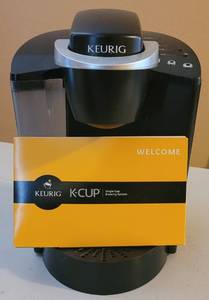 lot 78 image: KEURIG K40 SINGLE CUP COFFEE MAKER IN STYLE AS SHOWN