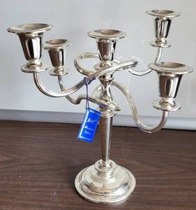 lot 104 image: MAYFAIR 5 CUP SILVER PLATED CANDLE HOLDER WITH TAGS IN STYLE AS SHOWN.