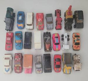 lot 137 image: (24) VINTAGE TOY CARS IN STYLES AS SHOWN.