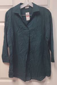 lot 154 image: BRAND NEW VAN HUESEN BLOUSE WITH TAGS AS SHOWN. SIZE XS. RETAIL PRICE $58.