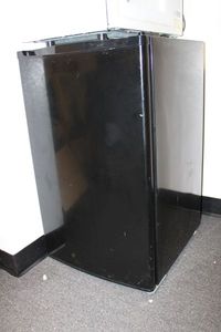 lot 525 image: Magic Chef Mini Frig Model MCBR445B1