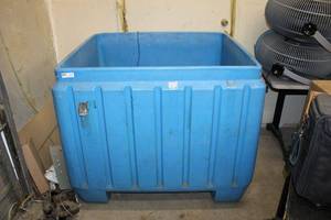 lot 8 image: Large Blue Trash Bin
