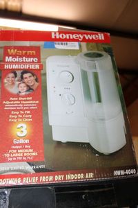 lot 471 image: Honeywell 3 Gallon Humidifier