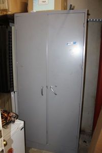 lot 309 image: Metal 2 door cabinet