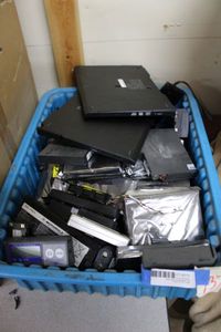 lot 315 image: Large quantity of computer batteries, drives and more