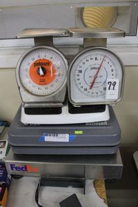 lot 330 image: Scales FedEx, Pelouze Brands