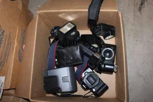 lot 611 image: Cameras and Flashes