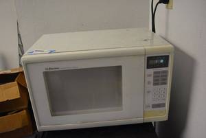 lot 524 image: Emerson Microwave Oven