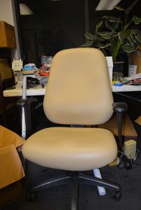 lot 619 image: Cushioned Rolling Office Chair
