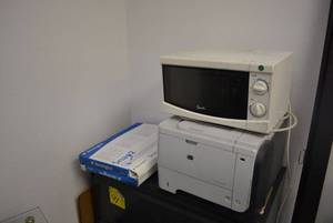 lot 587 image: Avanti Microwave, HP LaserJet P3015 Printer, 19 Kensington Protection Filter