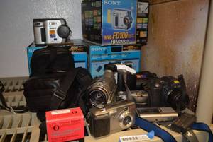 lot 604 image: Cameras and Video Cameras