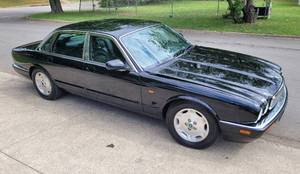 lot 1 image: VIDEO UPLOADED 1995 JAGUAR XJ6 4 DOOR WITH LUXURY PACKAGE IN IMMACULATE CONDITION FOR ITS AGE AND ONLY 52,700 ORIGINAL MILES SEE FULL DESCRIPTION FOR ALL DETAILS MUST SEE