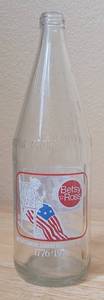 lot 17 image: VINTAGE 1976 DR. PEPPER BETSY ROSS BICENTENNIAL 1776-1976 COMMEMORATIVE 32OZ BOTTLE AS SHOWN.
