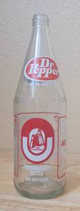 lot 26 image: VINTAGE 1976 DR. PEPPER OKLAHOMA UNIVERSITY ORANGE BOWL 32OZ COMMEMORATIVE BOTTLE AS SHOWN.