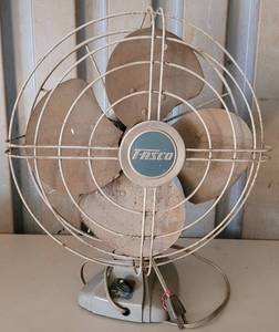 lot 4 image: VINTAGE FASCO OSCILLATING ELECTRIC FAN MODEL 127 AS SHOWN.