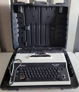 lot 9 image: VINTAGE ROYAL OFFICE MASTER DELUXE ELECTRIC TYPEWRITER WITH CASE AS SHOWN.