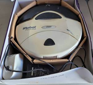 lot 16 image: iROBOT ROOMBA VACCUM CLEANING ROBOT MODEL 400 IN BOX AS SHOWN.