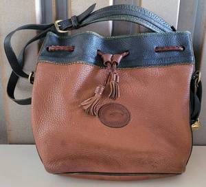 lot 28 image: VINTAGE DOONEY & BOURKE ALL WEATHER LEATHER DRAWSTRING PURSE  HANDBAG AS SHOWN. AUTHENTICITY UNKNOWN.