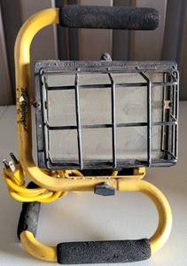 lot 32 image: THE DESIGNERS EDGE PORTABLE WORK LIGHT AS SHOWN.