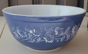 lot 37 image: VINTAGE PYREX 403 PATTERNED 2.5 QT MIXING BOWL AS SHOWN.