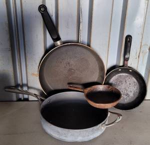 lot 41 image: VINTAGE LODGE #3 CAST IRON 6.5 SKILLET PLUS FRYING PANS AS SHOWN.