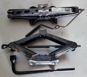 lot 49 image: SCISSOR JACKS AS SHOWN.
