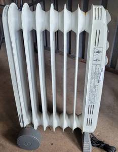 lot 80 image: PATTON ELECTRIC OIL FILLED RADIATOR HEATER MODEL POH2501 AS SHOWN.