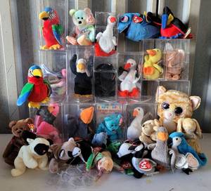 lot 104 image: BEANIE BABIES IN VARIOUS SIZES AS SHOWN. NICE LOT