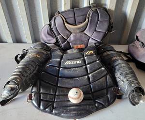 lot 105 image: BASEBALL  CATCHERS EQUIPMENT WITH BAG AS SHOWN.
