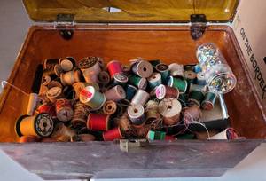lot 128 image: LOT OF ASSORTED SEWING THREADS AS SHOWN. GENEROUS COUNT