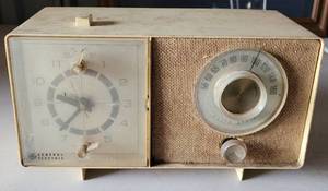 lot 129 image: VINTAGE GENERAL ELECTRIC SOLID STATE CLOCK  RADIO AS SHOWN.