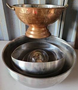 lot 133 image: MIXING BOWLS IN ASSORTED SIZES PLUS LARGE STRAINER AS SHOWN.