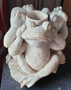 lot 150 image: FROG THEMED OUTDOOR YARD DECOR AS SHOWN.