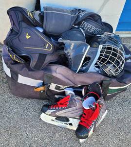 lot 157 image: LARGE DUFFLE BAG PACKED FULL OF ASSORTED HOCKEY EQUIPMENT AS SHOWN.