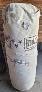 lot 178 image: EVERLAST PUNCHING BAG AS SHOWN. HEAVY SEE PICTURES FOR MORE DETAILS.