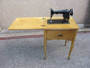 lot 14 image: Vintage Bellaire 600 Electric Sewing Machine With Peddle In Cabinet # B5216428, Made In Occuped Japan