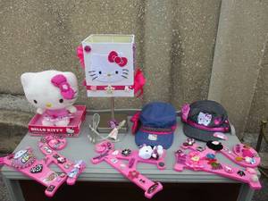 lot 64 image: LOT-HELLO KITTY- Items