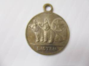 lot 26 image: VINTAGE 1930S METAL-TEXACO, LISTEN SCOTTIE DOGS, TOKEN KEY FOB