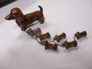 lot 58 image: Vintage 1950s Japan- Ceramic Dachshund Mother Dog With Chain Leashed 6-Puppy Figurines