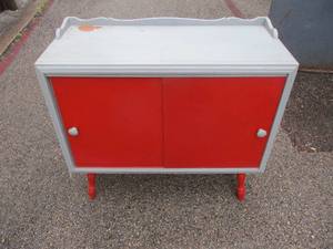 lot 68 image: Vintage- T.V. Enterment Stand With 2-Sliding Doors