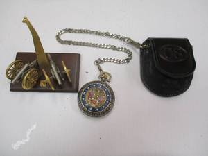 lot 122 image: Franklin Mint - General Robert E. Lee pocket watch with display, chain and Marked CS -leather belt case.