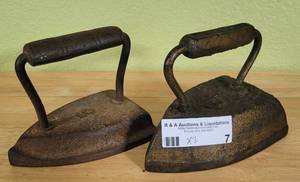 lot 7 image: A. F & MFG. CO. VINTAGE #5 CAST IRON SAD FLAT IRONS AS SHOWN. (SOLD x2 THE MONEY)